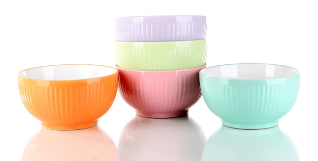 Stół z trzema miskami i dekoracjami